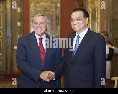 (141015) -- ROM, 15. Oktober 2014 -- der chinesische Ministerpräsident Li Keqiang (R) trifft sich mit dem italienischen Senatspräsidenten Piero Grasso in Rom, Italien, 15. Oktober 2014. ) (wf) ITALIEN-ROM-CHINESISCHES PREMIER-TREFFEN XiexHuanchi PUBLICATIONxNOTxINxCHN Rom OKT 15 2014 Chinesischer Ministerpräsident Keqiang r trifft italienischen Senatspräsidenten Piero Grasso in Rom Italien OKT 15 2014 WF Italien Rom Chinesisches Premier-Treffen XiexHuanchi PUBLICATIONxNOTxINxCHN Stockfoto