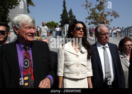 (141015) -- ATHEN, 15. Oktober 2014 -- Anwalt Amal Clooney (C) kommt am Akropolis Museum in Athen, Griechenland, 15. Oktober 2014 an. Ein angesehenes Anwaltsteam mit Sitz in London, darunter der Menschenrechtsanwalt Amal Clooney, traf sich am Dienstag mit der griechischen Regierung, um rechtliche Beratung bei der Rückführung der 2.500-jährigen Parthenon Marbles aus dem britischen Museum zu geben. GRIECHENLAND-ATHEN-GROSSBRITANNIEN RECHTSANWALT-BESUCH MariosxLolos PUBLICATIONxNOTxINxCHN Athen OKT 15 2014 Anwalt Amal Clooney C kommt IM Akropolis Museum in Athen Griechenland OKT 15 2014 ein Distinguished London Legal Team einschließlich Menschenrechtsanwalt Stockfoto