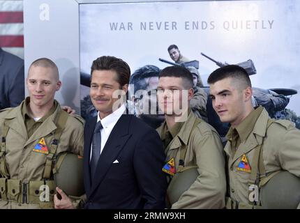 WASHINGTON, 15. Oktober 2014 -- Schauspieler Brad Pitt (2. L) posiert für Fotos mit Soldaten bei der Weltpremiere für seinen neuen Film Fury in Washington D.C., 15. Oktober 2014. ) US-WASHINGTON-BRAD PITT-FILM FURY PREMIERE yinxbogu PUBLICATIONxNOTxINxCHN Washington OCT 15 2014 Schauspieler Brad Pitt 2nd l posiert für Fotos mit Soldaten BEI der Weltpremiere für seinen neuen Film Fury in Washington D C OCT 15 2014 U S Washington Brad Pitt Film Fury Premiere YinxBogu PUBLICATIOxCHINxTxxTxXN Stockfoto