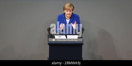 (141016) -- BERLIN, 16. Oktober 2014 -- Bundeskanzlerin Angela Merkel spricht über das bevorstehende Asien-Europa-Treffen (ASEM) während einer Sitzung des bundestages, des Unterhauses des parlaments, in Berlin, 16. Oktober 2014. ) DEUTSCHLAND-BERLIN-MERKEL ZhangxFan PUBLICATIONxNOTxINxCHN Berlin OKT 16 2014 Bundeskanzlerin Angela Merkel spricht über das bevorstehende Asien-Europa-Treffen ASEM im Rahmen einer Bundestagssitzung das Unterhaus des Parlaments in Berlin OKT 16 2014 Deutschland Berlin Merkel PUBLICATIONxNOTxINxCHN Stockfoto