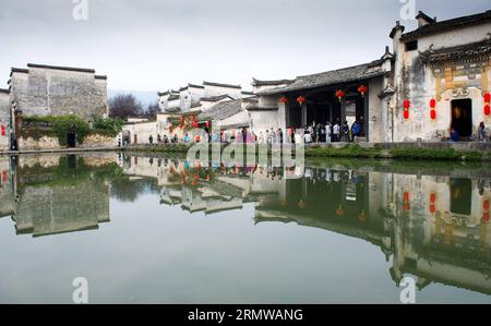 (141017) -- HUANGSHAN, 17. Oktober 2014 -- Touristen besuchen das Dorf Hongcun im Kreis Yixian, ostchinesische Provinz Anhui, 17. Oktober 2014. ) (lfj) CHINA-ANHUI-HONGCUN-VILLAGE (CN) DuxYu PUBLICATIONxNOTxINxCHN Huang Shan OCT 17 2014 Touristen besuchen Hongcun Village of Yixian County Ostchina S Anhui Province OCT 17 2014 China Anhui Hongcun Village CN PUBLICATIONxNOTxINxCHN Stockfoto