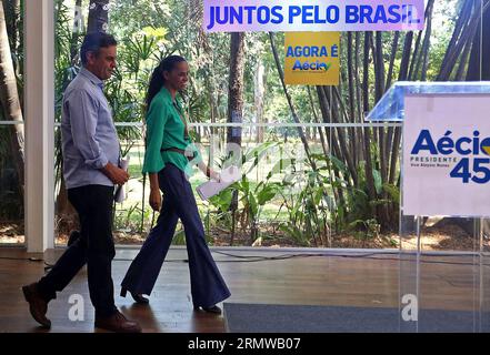 Aecio Neves (L), Präsidentschaftskandidat der brasilianischen Sozialdemokratischen Partei, und Marina Silva, ehemaliger Präsidentschaftskandidat der brasilianischen Sozialistischen Partei, nahmen am 17. Oktober 2014 an einer Pressekonferenz in Sao Paulo (Brasilien) Teil. Silva, die in der ersten Runde der brasilianischen Wahlen 22 Millionen Stimmen erhielt, gab ihre Unterstützung für Aecio Neves bekannt. Brasilien wird am 26. Oktober eine PRÄSIDENTSCHAFTSWAHL zwischen Dilma Rousseff und Aecio Neves abhalten.Rahel Patrasso) BRASILIEN-SAO PAULO-POLITICS-ELECTIONS e RahelxPatrasso PUBLICATIONxNOTxINxCHN Aecio Neves l Präsidentschaftskandidat der brasilianischen Sozialdemokratischen Partei Stockfoto