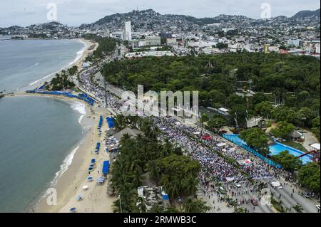 Die Menschen nehmen am 17. Oktober 2014 an einem marsch im Hafen von Acapulco, Bundesstaat Guerrero, Mexiko, Teil. Laut der lokalen Presse wurde der marsch abgehalten, um gegen das Verschwinden der 43 Schüler der normalen Landschule Raul Isidro Burgos aus Ayotzinapa zu protestieren, die seit September 26 in der Gemeinde Iguala, Guerrero, verschollen sind. Rund 1.200 Agenten der Bundespolizei suchen nach den 43 vermissten Studenten in einer Gemeinde im südlichen Bundesstaat Guerrero, informiert am Donnerstag von Quellen des Sicherheitskabinetts der mexikanischen Regierung. (Da) (sp) MEXICO-ACAPULCO-SOCIETY-MARCH JesusxEspinosa PUBLICATIONxNOTxIN Stockfoto