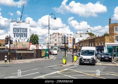 Verkehr in Kentish Town, London, Großbritannien Stockfoto