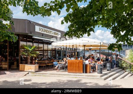 Menschen trinken und essen außerhalb des Gründerarms Pub an der Themse in Blackfriars, London, Großbritannien Stockfoto