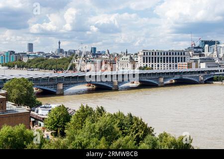 Blick auf den Bahnhof Blackfriars und die Brücke über die Themse, London, Großbritannien Stockfoto