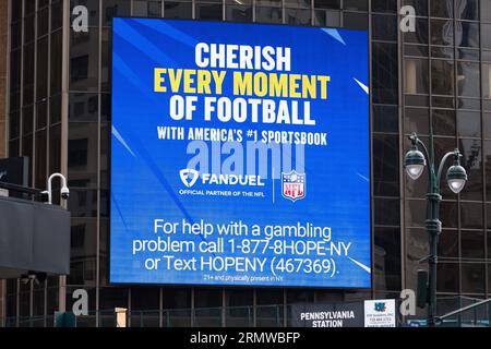 Eine gigantische elektronische Werbung auf der Seite des Madison Square Garden für Fanduel, die App für Sportwetten. Stockfoto