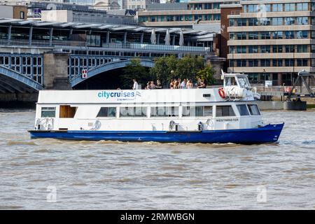Eine Bootstour auf der Themse auf der Themse in Blackfriars, London, Großbritannien Stockfoto