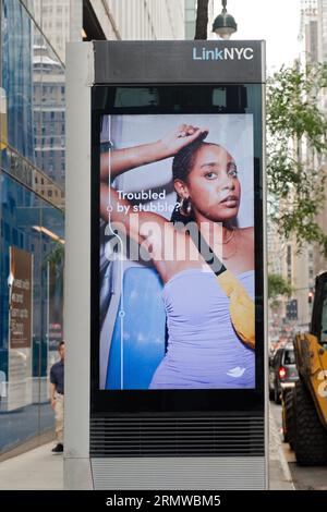 Auffällige Anzeigen von Deodorant Dove Dry Spray auf Link NYC-Bildschirmen in Midtown Manhattan, New York City. Stockfoto