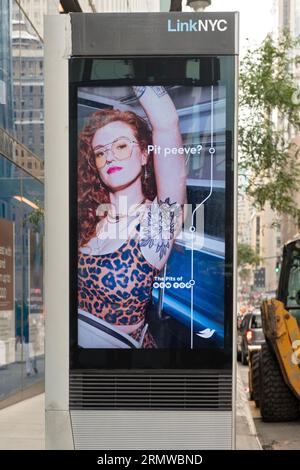 Auffällige Anzeigen von Deodorant Dove Dry Spray auf Link NYC-Bildschirmen in Midtown Manhattan, New York City. Stockfoto