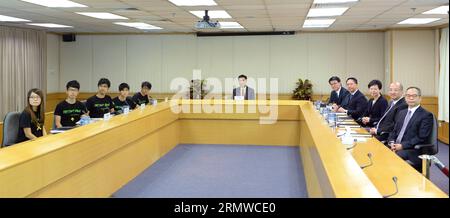 (141021) -- HONG KONG, 21. Oktober 2014 -- Vertreter (R) der chinesischen SAR Hongkong-Regierung halten ihre ersten formellen Gespräche mit Studentenführern (L) in der Hong Kong Academy of Medicine, Südchinas Hong Kong, 21. Oktober 2014. Die Regierung Hongkongs hielt am Dienstag die ersten formellen Gespräche mit Studentenführern ab, die für Sitzungsteilnehmer sprachen, um einen friedlichen Weg zu finden, die Occupy Central-Bewegung zu beenden, die am 28. September begann. ) (wyl) CHINA-HONG KONG-GOV T-PROTEST STUDENTS-TALK (CN) QinxQing PUBLICATIONxNOTxINxCHN Hong Kong OKT 21 2014 Vertreter der chinesischen Regierung der SVR Hongkong Stockfoto