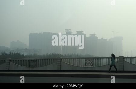 (141022) -- TAIYUAN, 22. Oktober 2014 -- in TAIYUAN, der Hauptstadt der nordchinesischen Provinz Shanxi, 22. Oktober 2014, werden Gebäude unter starkem Dunst und Smog gesehen. Der nachklingende Smog hat die Stadt seit dem 19. Oktober umhüllt. ) (hdt) CHINA-TAIYUAN-SMOG (CN) YanxYan PUBLICATIONxNOTxINxCHN Taiyuan OCT 22 2014 Gebäude sind Seen inmitten von schwerem DUNST und Smog in Taiyuan Hauptstadt von Nordchina S Shanxi Provinz OCT 22 2014 der anhaltende Smog hat die Stadt seit OCT 19 umhüllt HDT China NOyuan Smog PUXBLN Stockfoto