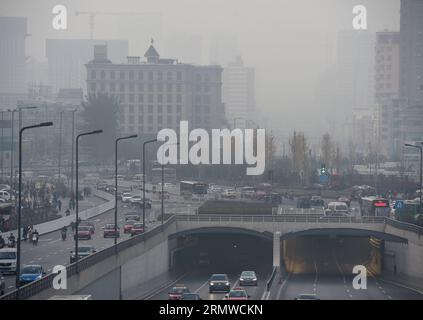 (141022) -- TAIYUAN, 22. Oktober 2014 -- in TAIYUAN, der Hauptstadt der nordchinesischen Provinz Shanxi, 22. Oktober 2014, werden Gebäude unter starkem Dunst und Smog gesehen. Der nachklingende Smog hat die Stadt seit dem 19. Oktober umhüllt. ) (hdt) CHINA-TAIYUAN-SMOG (CN) YanxYan PUBLICATIONxNOTxINxCHN Taiyuan OCT 22 2014 Gebäude sind Seen inmitten von schwerem DUNST und Smog in Taiyuan Hauptstadt von Nordchina S Shanxi Provinz OCT 22 2014 der anhaltende Smog hat die Stadt seit OCT 19 umhüllt HDT China NOyuan Smog PUXBLN Stockfoto