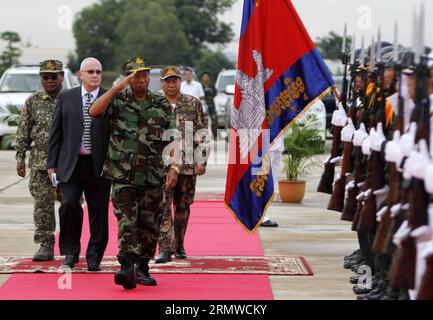 (141022) -- PHNOM PENH, 22. Oktober 2014 -- kambodschanischer Verteidigungsminister General Tea Banh (3. L) und Roger Carter (2. L), Sicherheitsberater des Entwicklungsprogramms der Vereinten Nationen für Kambodscha, inspizieren die Ehrengarde in Phnom Penh, Kambodscha, am 22. Oktober 2014. Kambodscha entsandte am Mittwoch die erste Partie von 216 Soldaten, um sich einer Friedensmission der Vereinten Nationen in der Zentralafrikanischen Republik anzuschließen. )(zhf) KAMBODSCHA-PHNOM PENH-UNITED NATIONS-PEACEKEEPING-CENTRAL AFRICAN Sovannara PUBLICATIONxNOTxINxCHN Phnom Penh OCT 22 2014 kambodschanische Verteidigungsminister Gen Tea Banh 3rd l und Roger Carte Stockfoto