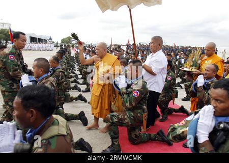 (141022) -- PHNOM PENH, 22. Oktober 2014 -- Ein hochrangiger buddhistischer Mönch segnet kambodschanische Friedenstruppen mit heiligem Wasser, bevor sie am 22. Oktober 2014 in Phnom Penh, Kambodscha, in die Zentralafrikanische Republik abreisen. Kambodscha entsandte am Mittwoch die erste Partie von 216 Soldaten, um sich einer Friedensmission der Vereinten Nationen in der Zentralafrikanischen Republik anzuschließen. )(zhf) KAMBODSCHA-PHNOM PENH-UNITED NATIONS-PEACEKEEPING-CENTRAL AFRICAN Sovannara PUBLICATIONxNOTxINxCHN Phnom Penh OCT 22 2014 ein hochrangiger buddhistischer Mönch segnet kambodschanische Peacekeeper mit Heiligem Wasser, bevor sie in die zentralafrikanische R abreisen Stockfoto