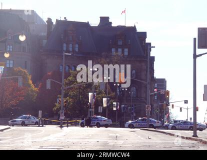 (141023) -- OTTAWA, 22. Oktober 2014 -- Polizeibeamte wachen vor der Kanzlei nach einem Schießfall in Ottawa, Kanada, am 22. Oktober 2014. Ein kanadischer Soldat, der am National war Memorial in Ottawa stand, wurde erschossen und ein Sicherheitsbeamter in den nahegelegenen parlamentsgebäuden wurde am Mittwoch bei einem Angriff verwundet, bei dem nach Ansicht der Polizei mehr als ein Schütze beteiligt war. KANADA-OTTAWA-SHOOT LixBaodong PUBLICATIONxNOTxINxCHN Ottawa OCT 22 2014 Polizeiwache außerhalb der Kanzlei nach einem Schießfall in Ottawa Kanada AM 22. Oktober 2014 ein kanadischer Soldier Thing Guard AM National was Memorial in Ottawa Stockfoto