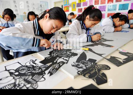 (141023) -- TANGSHAN, 23. Oktober 2014 -- Studenten lernen, Schattenpuppen im Luanxian County, nordchinesische Provinz Hebei, 23. Oktober 2014 zu machen. Shadow Play oder Shadow Puppenspiel ist eine alte Form des Erzählens und der Unterhaltung, bei der undurchsichtige, oft artikulierte Figuren vor einem beleuchteten Hintergrund verwendet werden, um die Illusion bewegter Bilder zu erzeugen. ) (Ry) CHINA-HEBEI-SHADOW PUPPETS-STUDENTS (CN) ZhuxXudong PUBLICATIONxNOTxINxCHN Tang Shan OCT 23 2014 Studenten lernen, Shadow Puppets in County Nordchina S Hebei Province OCT 23 2014 Shadow Play oder Shadow Puppetry IST zu Ancient Shape of Story zu machen Stockfoto