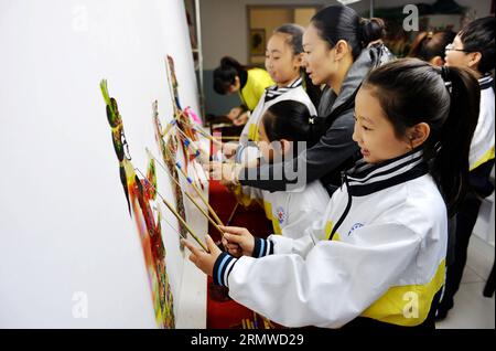 (141023) -- TANGSHAN, 23. Oktober 2014 -- Schüler lernen im Luanxian County, nordchinesische Provinz Hebei, am 23. Oktober 2014 Schattenpuppen zu spielen. Shadow Play oder Shadow Puppenspiel ist eine alte Form des Erzählens und der Unterhaltung, bei der undurchsichtige, oft artikulierte Figuren vor einem beleuchteten Hintergrund verwendet werden, um die Illusion bewegter Bilder zu erzeugen. ) (Ry) CHINA-HEBEI-SHADOW PUPPETS-STUDENTS (CN) ZhuxXudong PUBLICATIONxNOTxINxCHN Tang Shan OCT 23 2014 Studenten lernen Schattenpuppen in County Nordchina S Provinz Hebei OCT 23 2014 Schattenspiel oder Schattenpuppe IST in die alte Form der Geschichte Stockfoto