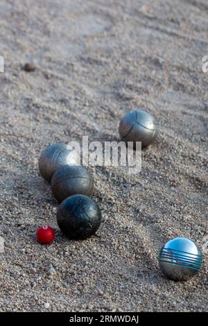 Petanque-Spiel. Sie können die Stahlkugeln in verschiedenen Farben und den Magneten sehen, mit dem sie gesammelt werden. Stockfoto