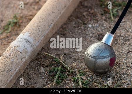 Petanque-Spiel. Sie können die Stahlkugeln in verschiedenen Farben und den Magneten sehen, mit dem sie gesammelt werden. Stockfoto