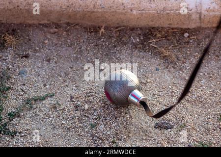 Petanque-Spiel. Sie können die Stahlkugeln in verschiedenen Farben und den Magneten sehen, mit dem sie gesammelt werden. Stockfoto