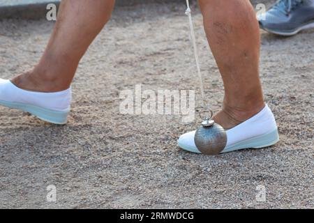 Petanque-Spiel. Sie können die Stahlkugeln in verschiedenen Farben und den Magneten sehen, mit dem sie gesammelt werden. Stockfoto