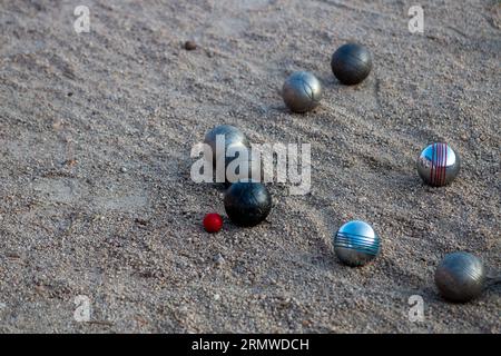 Petanque-Spiel. Sie können die Stahlkugeln in verschiedenen Farben und den Magneten sehen, mit dem sie gesammelt werden. Stockfoto