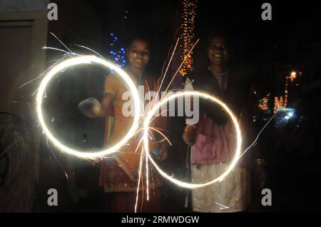 (141024) -- KARACHI, -- pakistanische Hindus spielen mit Feuerwerk, um Diwali, das Hindu Festival der Lichter, in der südpakistanischen Hafenstadt Karachi am 23. Oktober 2014 zu feiern. Das hinduistische Lichterfest, Diwali, ist die Homecoming des Gottes Lord RAM nach der Vernichtung des Dämonenkönigs Ravana und symbolisiert, dass Menschen von der Dunkelheit zum Licht gebracht werden und der Sieg des Guten über das Böse. PAKISTAN-KARACHI-HINDU-DIWALI Masroor PUBLICATIONxNOTxINxCHN Karachi Pakistani Hindus Spiel mit Feuerwerk zur Feier von Diwali dem Hindu Festival of Lights in der südpakistanischen Hafenstadt Karachi AM 23. Oktober 2014 Stockfoto