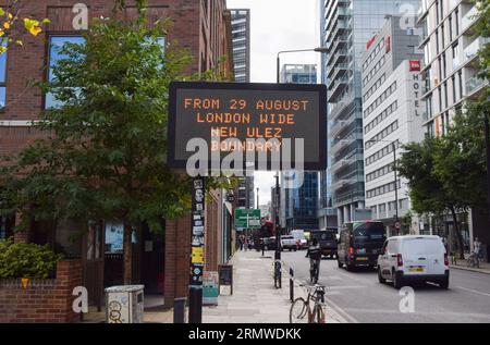 London, Großbritannien. 30. August 2023. Ein Schild im Zentrum Londons zeigt die Meldung an, dass ULEZ (Ultra Low Emission Zone) jetzt ganz London abdeckt. Mit der Regelung soll die Luftverschmutzung in der Hauptstadt verringert werden. Quelle: Vuk Valcic/Alamy Live News Stockfoto