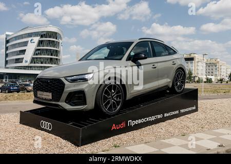 Minsk, Weißrussland, August 2023 - Audi Q5 Sportback TFSI-e batteriebetriebener mittelgroßer Luxus-Crossover-SUV Stockfoto