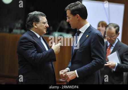 (141024) -- BRÜSSEL, den 24. Oktober 2014 -- Ausgehende Gespräche zwischen dem Präsidenten der Europäischen Kommission, José Manuel Barroso (L) und dem niederländischen Premierminister Mark Rutte vor einem Rundtischgespräch während eines EU-Gipfels am 24. Oktober 2014 in Brüssel, Belgien. ) BELGIEN-BRÜSSEL-EU-GIPFEL-RUNDTISCH YexPingfan PUBLICATIONxNOTxINxCHN Brüssel OKT 24 2014 Outgoing European Commission President Jose Manuel Barroso l Gespräche mit den niederländischen Premierministern Mark Rutte vor einem Rundtischgespräch IM Rahmen des EU-Gipfels AM Sitz des EU-Rates in Brüssel Belgien OKT 24 2014 Belgien Brüssel EU Summi Stockfoto