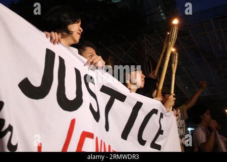 Aktivisten halten Fackeln fest, während sie während einer Protestkundgebung in Manila, Philippinen, am 24. Oktober 2014 zur Gerechtigkeit aufrufen. Die Demonstranten verlangten Gerechtigkeit für den philippinischen Transgender Jeffrey Laude, der angeblich vom US Marine Private First Class Joseph Scott Pemberton getötet wurde. Die Aktivisten der PHILIPPINEN-MANILA-PROTESTBEWEGUNG RouellexUmali PUBLICATIONxNOTxINxCHN halten Fackeln fest, als sie während einer Protestveranstaltung in Manila Philippinen AM 24. Oktober 2014 zur Gerechtigkeit aufrufen. Die DEMONSTRANTEN forderten Gerechtigkeit für den philippinischen Transgender Jeffrey Laude, der angeblich von Joseph Scott Pemberton der US-Navy GETÖTET WURDE Stockfoto