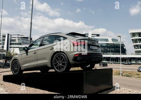 Minsk, Weißrussland, August 2023 - neuer Audi Q5 - deutscher Luxusverkehr Stockfoto