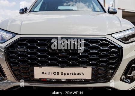 Minsk, Belarus, August 2023 - Neues Audi lQ5 Logo auf dem Kühler eines Luxuswagens. Stockfoto