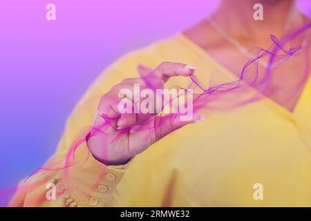 Hand-, Vaporwave- und 3D-Bilder mit einer Nahaufnahme auf einem violetten Hintergrund im Studio, um auf das Metaverse zuzugreifen. KI, Zukunft und Überlagerung mit einer Person, die sich berührt Stockfoto