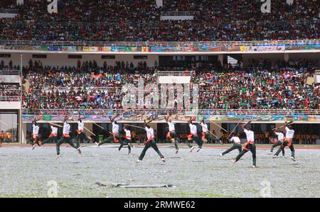 Sambische Soldaten, die von chinesischen Kampfkunstexperten ausgebildet wurden, treten während Sambias 50-jährigem Unabhängigkeitsjubiläum im National Heroes Stadium in Lusaka, der Hauptstadt Sambias, am 24. Oktober 2014 auf. Sambia hielt am Freitag eine große Zeremonie ab, um die Feierlichkeiten zum 50. Jahrestag der Unabhängigkeit abzuschließen. ) (lmz) SAMBIA-LUSAKA-UNABHÄNGIGKEITSJUBILÄUM PengxLijun PUBLICATIONxNOTxINxCHN sambische Soldaten, die von chinesischen Experten der Kampfkunst ausgebildet wurden, treten während des 50. JUBILÄUMS der sambischen UNABHÄNGIGKEIT AUF der National Heroes Stage in Lusaka, Hauptstadt Sambias, OCT 24 2014 Za, AUF Stockfoto