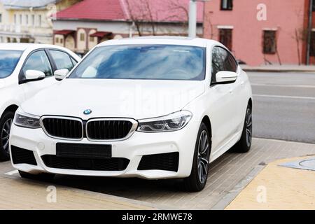 Minsk, Belarus, August 2023 - Weißer BMW auf dem Parkplatz. prestige-Automobil, Stockfoto