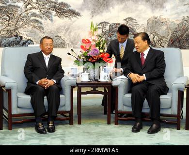 (141027) -- PEKING, 27. Oktober 2014 -- Liu Yunshan (R), Mitglied des Ständigen Ausschusses des Politbüros des Zentralkomitees der Kommunistischen Partei Chinas (KPCh) und Sekretär des Sekretariats des Zentralkomitees der KPCh, treffen mit dem Generalsekretär der Kambodschanischen Volkspartei (CPP) Say Chhum, dem ersten Vizepräsidenten des kambodschanischen Senats, in Peking, der Hauptstadt Chinas, am 27. Oktober 2014. )(wjq) CHINA-BEIJING-LIU YUNSHAN-CAMBODIA-MEETING (CN) RaoxAimin PUBLICATIONxNOTxINxCHN Peking OKT 27 2014 Liu Yunshan r Mitglied des Thing Committee des Politischen Büros der Gemeinschaft Stockfoto