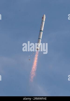 (141027) -- JIUQUAN, 27. Oktober 2014 -- Eine lange 2C-Trägerrakete mit dem experimentellen Satelliten Shijian-11-08 startet vom Jiuquan Satellite Launch Center in Jiuquan, Provinz Gansu im Nordwesten Chinas, 27. Oktober 2014. Der Shijian-11-08-Satellit, der am Montag um 14:59 Uhr aus Jiuquan gestartet wurde, wird für wissenschaftliche Experimente im Weltraum verwendet. Der Start ist der 197. Flug der Long March-Raketenserie. ) (lmm) CHINA-CARRIER ROCKET-SATELLITE-LAUNCH (CN) LixXiang PUBLICATIONxNOTxINxCHN Jiuquan OCT 27 2014 A Long March 2C Carrier Rocket mit Shijian 11 08 Stockfoto