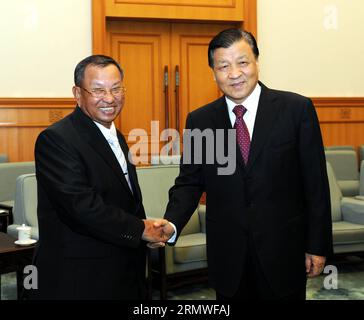 (141027) -- PEKING, 27. Oktober 2014 -- Liu Yunshan (R), Mitglied des Ständigen Ausschusses des Politbüros des Zentralkomitees der Kommunistischen Partei Chinas (KPCh) und Sekretär des Sekretariats des Zentralkomitees der KPCh, treffen mit dem Generalsekretär der Kambodschanischen Volkspartei (CPP) Say Chhum, dem ersten Vizepräsidenten des kambodschanischen Senats, in Peking, der Hauptstadt Chinas, am 27. Oktober 2014. )(wjq) CHINA-BEIJING-LIU YUNSHAN-CAMBODIA-MEETING (CN) RaoxAimin PUBLICATIONxNOTxINxCHN Peking OKT 27 2014 Liu Yunshan r Mitglied des Thing Committee des Politischen Büros der Gemeinschaft Stockfoto