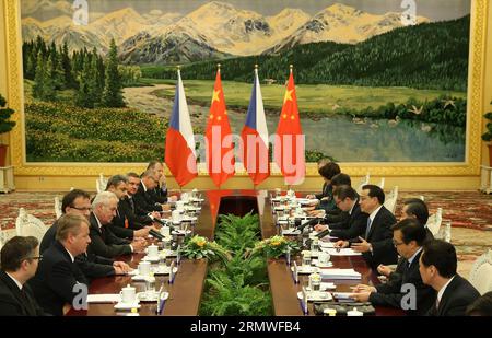 (141027) -- PEKING, 27. Oktober 2014 -- der chinesische Premier Li Keqiang (4. R) trifft sich mit dem tschechischen Präsidenten Milos Zeman (4. L) in Peking, der Hauptstadt Chinas, 27. Oktober 2014. )(wjq) CHINA-BEIJING-LI KEQIANG-CZECH PRESIDENT-MEETING (CN) PangxXinglei PUBLICATIONxNOTxINxCHN Peking OKT 27 2014 der chinesische Premierminister Keqiang 4. R trifft sich mit dem tschechischen Präsidenten Milos Zeman 4. L in Peking Hauptstadt Chinas OKT 27 2014 China Peking links Keqiang tschechischer Präsident Meeting CN PangxXinglei PUCHINTICxBLN Stockfoto