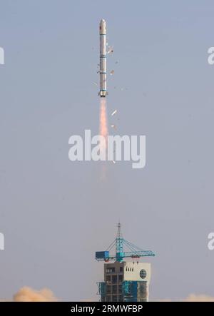 (141027) -- JIUQUAN, 27. Oktober 2014 -- Eine lange 2C-Trägerrakete mit dem experimentellen Satelliten Shijian-11-08 startet vom Jiuquan Satellite Launch Center in Jiuquan, Provinz Gansu im Nordwesten Chinas, 27. Oktober 2014. Der Shijian-11-08-Satellit, der am Montag um 14:59 Uhr aus Jiuquan gestartet wurde, wird für wissenschaftliche Experimente im Weltraum verwendet. Der Start ist der 197. Flug der Long March-Raketenserie. ) (lmm) CHINA-CARRIER ROCKET-SATELLITE-LAUNCH (CN) LixXiang PUBLICATIONxNOTxINxCHN Jiuquan OCT 27 2014 A Long March 2C Carrier Rocket mit Shijian 11 08 Stockfoto