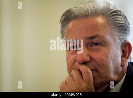 (141027) -- BERLIN, 27. Oktober 2014 -- Berlins Bürgermeister Klaus Wowereit nimmt am 27. Oktober 2014 an einer Pressekonferenz im Roten Rathaus in Berlin Teil. Klaus Wowereit entschied sich am 11. Dezember von seinem Posten zurückzutreten, obwohl er noch fast zwei Jahre seiner Amtszeit hatte. (dzl) DEUTSCH-BERLIN-BÜRGERMEISTER-RÜCKTRITT ZhangxFan PUBLICATIONxNOTxINxCHN Berlin OCT 27 2014 Berlin S Bürgermeister Klaus Wowereit nimmt AM OCT 27 2014 an einer Pressekonferenz im Roten Rathaus Berlin Deutschland Teil Klaus Wowereit beschloss, seinen Posten AM 11. Dezember zu verlassen, obwohl er ruhig zwei Jahre seiner Amtszeit dzl hatte deutscher Berliner Bürgermeister TRITT ZURÜCK P Stockfoto