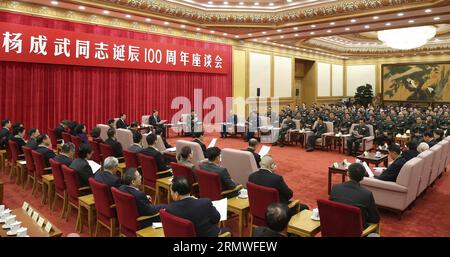 (141027) -- PEKING, 27. Oktober 2014 -- Yu Zhengsheng, Vorsitzender des Nationalen Komitees der Politischen Konsultativkonferenz des chinesischen Volkes (CPPCC), nimmt an einem Treffen zum 100. Geburtstag von Yang Chengwu in Peking, der Hauptstadt Chinas, am 27. Oktober 2014 Teil. Yang, geboren 1914 in der Provinz Fujian im Südosten Chinas, war stellvertretender Generalstabschef der Volksbefreiungsarmee (PLA) und stellvertretender Generalsekretär und Mitglied der Zentralen Militärkommission (CMC). Er war auch stellvertretender Vorsitzender des Sechsten Nationalen Komitees des CPPCC. Yang starb 2004 im Alter von 90 Jahren. )(wjq) Stockfoto