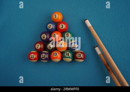 Billardtisch Billard Snookerball Spielzimmer Unterhaltung. Snookerkugeln und Cue auf blauem Hintergrund. Billardbälle auf dem Brett. Billardtisch mit Ablage Stockfoto