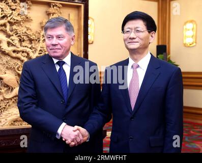 (141027) -- PEKING, 27. Oktober 2014 -- Meng Jianzhu (R), Mitglied des Politbüros des Zentralkomitees der Kommunistischen Partei Chinas (KPCh) und auch Leiter der Kommission für politische und rechtliche Angelegenheiten des Zentralkomitees der KPCh, gibt Wjatscheslaw Lebedew die Hand, Leiter des Obersten Gerichtshofs Russlands, während ihres Treffens in Peking, der Hauptstadt Chinas, am 27. Oktober 2014. )(wjq) CHINA-BEIJING-MENG JIANZHU-RUSSIA-MEETING (CN) YaoxDawei PUBLICATIONxNOTxINxCHN Peking OKT 27 2014 Meng Jianzhu r Mitglied des Politischen Büros des Zentralkomitees der Kommunistischen Partei Chinas und damit Er Stockfoto