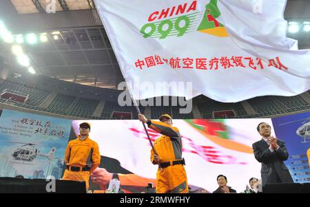 (141028) -- PEKING, 28. Oktober 2014 -- das professionelle Luftrettungsteam der Pekinger Rotkreuz-Stiftung wird in Peking, der Hauptstadt Chinas, am 28. Oktober 2014 gegründet. Der Rettungshubschrauber, ein EC135-Flugzeug, das mit medizinischen Luftgeräten ausgestattet ist, wird dem professionellen Luftrettungsteam der Pekinger Rotkreuz-Stiftung dienen. ) (lfj) CHINA-BEIJING-AMBULANCE HELICOPTER (CN) LixWen PUBLICATIONxNOTxINxCHN Beijing OCT 28 2014 das professionelle Luftrettungsteam der Beijing Red Cross Foundation WIRD in Peking Hauptstadt von China gegründet OCT 28 2014 der Ambulance Helicopter to EC135 Aircraft equipped Wi Stockfoto