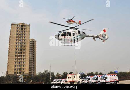(141028) -- PEKING, 28. Oktober 2014 -- ein Rettungshubschrauber der Pekinger Rotkreuz-Stiftung startet in Peking, Hauptstadt Chinas, 28. Oktober 2014. Der Rettungshubschrauber, ein EC135-Flugzeug, das mit medizinischen Luftgeräten ausgestattet ist, wird dem professionellen Luftrettungsteam der Pekinger Rotkreuz-Stiftung dienen. ) (lfj) CHINA-BEIJING-AMBULANCE HELICOPTER (CN) LixWen PUBLICATIONxNOTxINxCHN Peking OCT 28 2014 to Ambulance Helicopter der Beijing Red Cross Foundation startet in Peking Hauptstadt von China OCT 28 2014 der Ambulance Helicopter to EC135 Flugzeuge mit Aerial Medical de ausgestattet Stockfoto