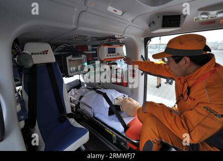 (141028) -- PEKING, 28. Oktober 2014 -- ein Mitglied des Luftrettungsteams zeigt Geräte eines Rettungshubschraubers der Pekinger Rotkreuz-Stiftung in Peking, Hauptstadt Chinas, 28. Oktober 2014. Der Rettungshubschrauber, ein EC135-Flugzeug, das mit medizinischen Luftgeräten ausgestattet ist, wird dem professionellen Luftrettungsteam der Pekinger Rotkreuz-Stiftung dienen. ) (lfj) CHINA-BEIJING-AMBULANCE HELICOPTER (CN) LixWen PUBLICATIONxNOTxINxCHN Beijing OCT 28 2014 to Air Rescue Team Mitglied zeigt Geräte von to Ambulance Helicopter der Beijing Red Cross Foundation in Peking Hauptstadt von China OCT 28 2014 The Ambu Stockfoto
