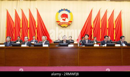 (141027) -- PEKING, 27. Oktober 2014 -- Yu Zhengsheng (C Front), Vorsitzender des Nationalen Komitees der Politischen Konsultativkonferenz des chinesischen Volkes (CPPCC), leitet die Eröffnungssitzung der 8. Sitzung des Ständigen Komitees des 12. nationalen Komitees des CPPCC in Peking, China, 27. Oktober 2014. ) (Wjq) CHINA-PEKING-CPPCC MEETING-OPEN (CN) XiexHuanchi PUBLICATIONxNOTxINxCHN Peking OKT 27 2014 Yu Zheng Sheng C Front Vorsitzender des Nationalkomitees der chinesischen Prominenten S politische Beratungskonferenz CPPCC Vorsitzender der Eröffnungssitzung der 8. Tagung von T Stockfoto